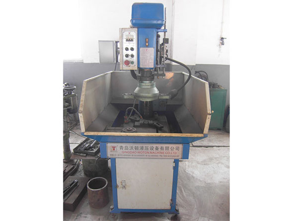 Automatic feed drilling machine